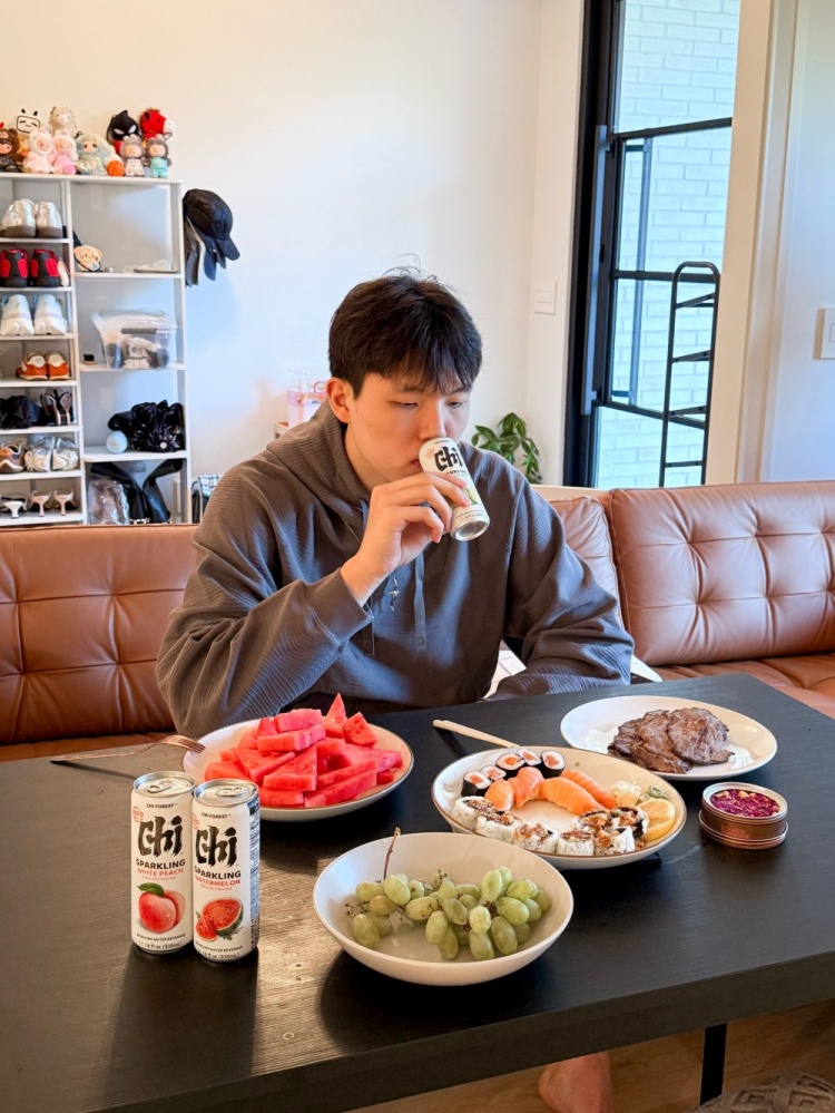 疑似广子~杨瀚森社媒晒照：吃饭睡觉打PS5...以及喝饮料