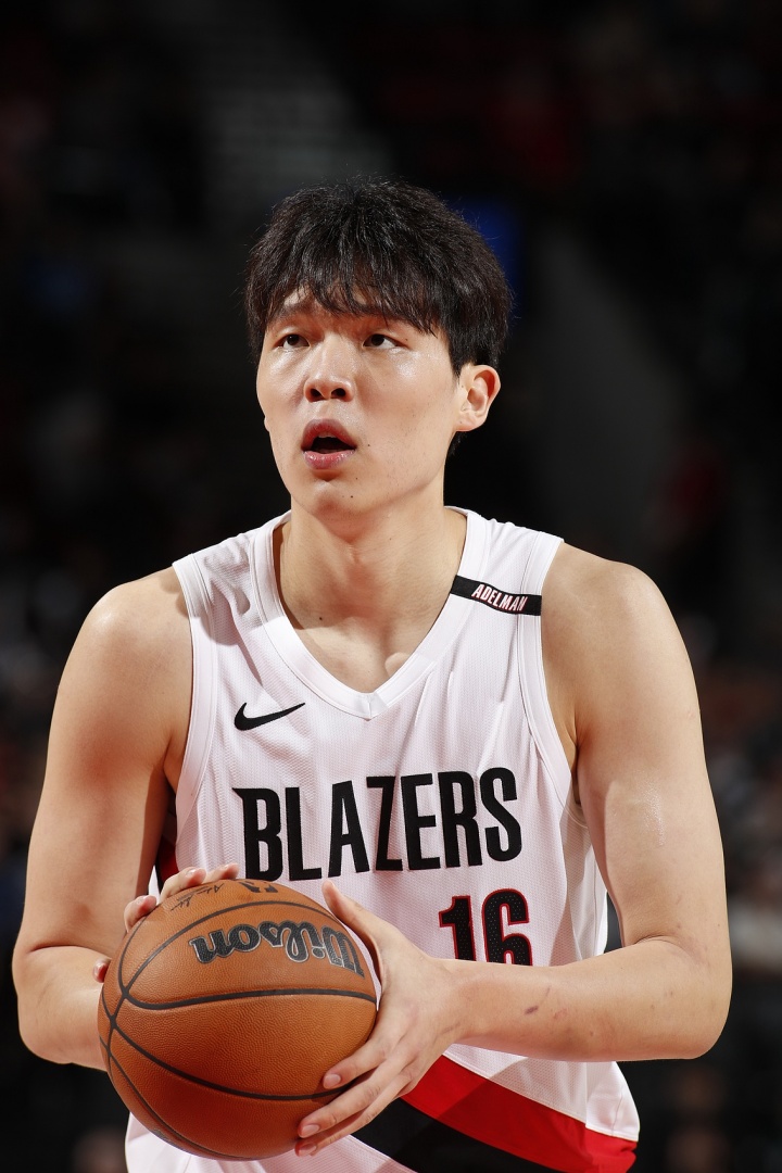 苦苦等待一场!杨瀚森望眼欲穿 本场未获得登场机会